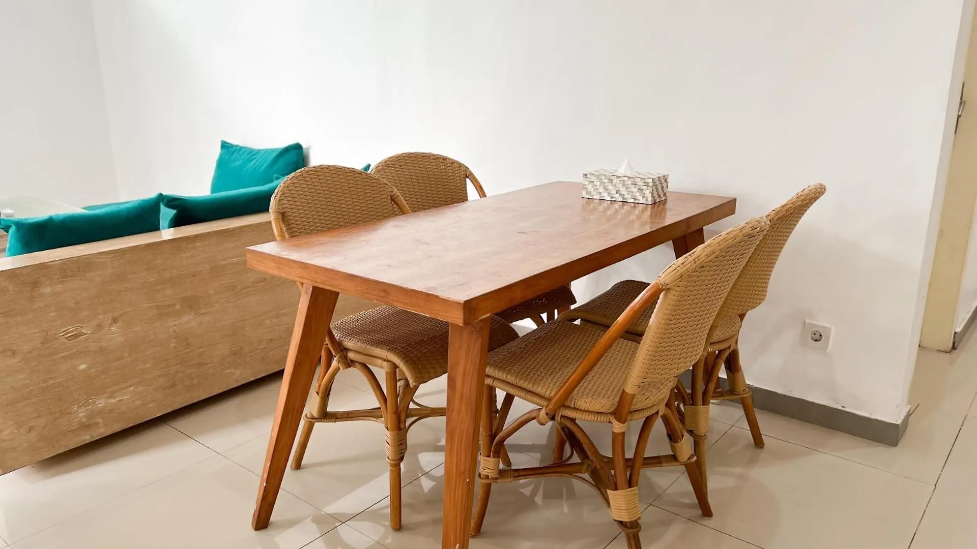 Apple Suite Kerobokan 2*,