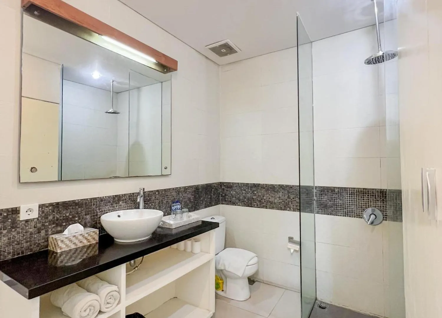 Apple Suite Kerobokan 2*,