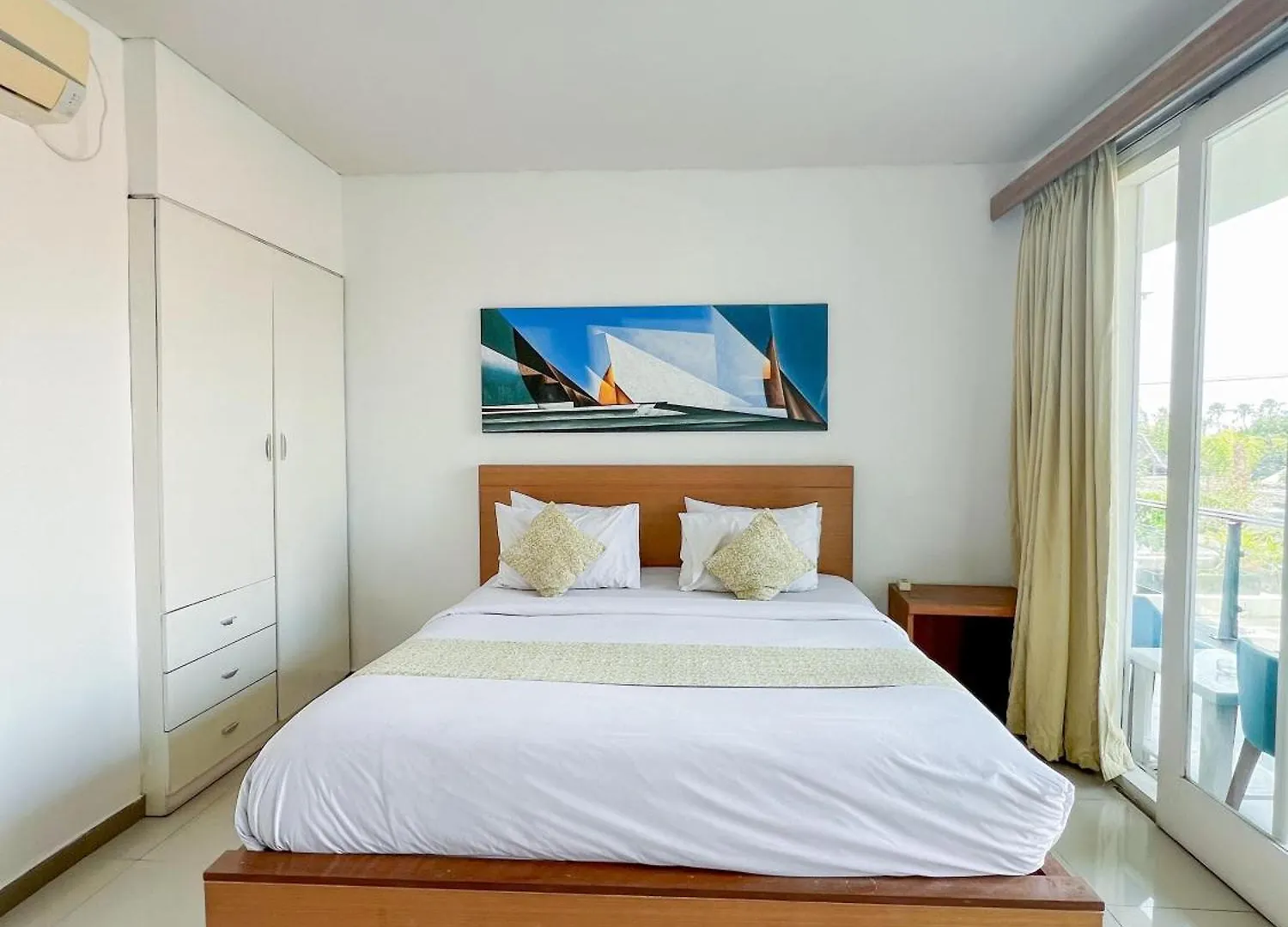 Apple Suite Kerobokan 2*,