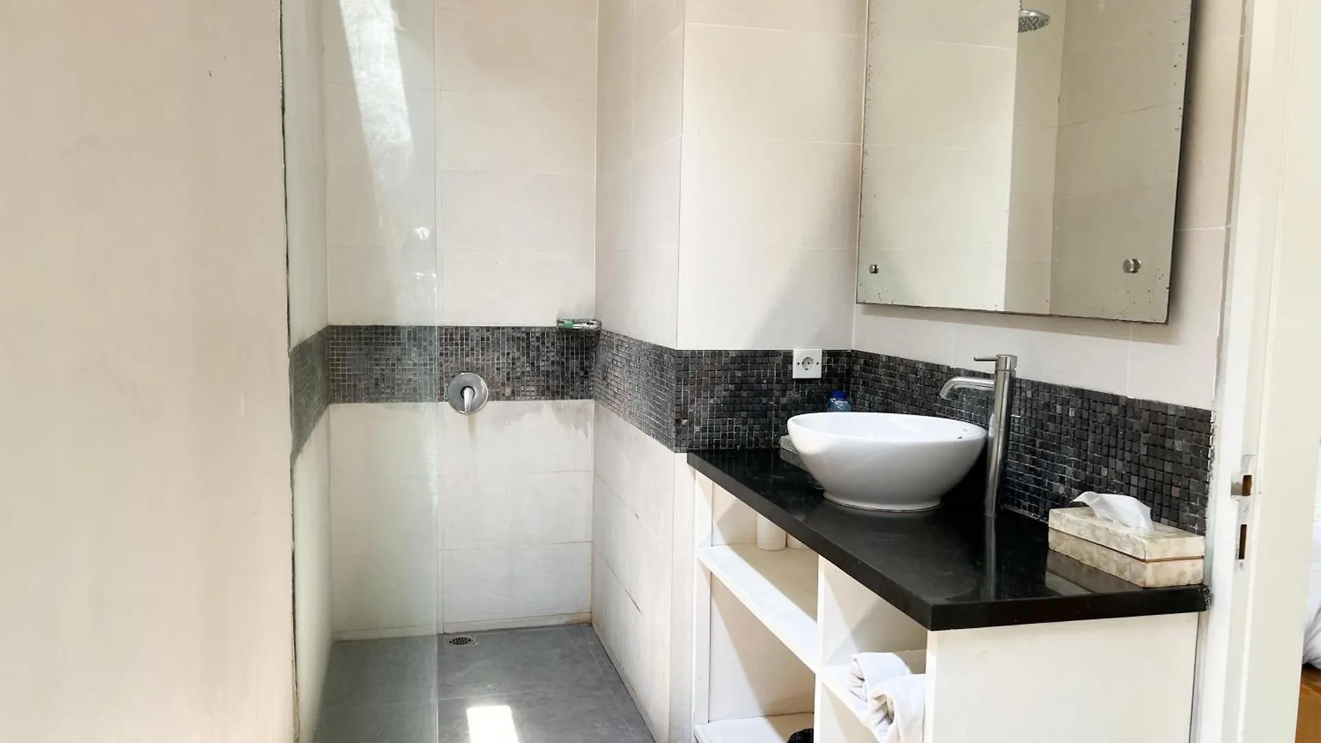 Apple Suite Kerobokan  Guest house
